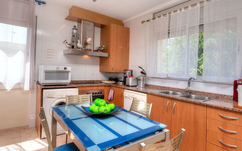 Fane de Baix i: Cabinetry, Mobilia, Controsoffitto, Proprietà, Tavolo, Lavandino Della Cucina, Legna, Finestra, Cucina, Lavello