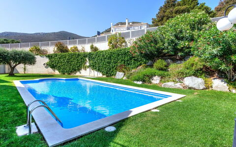 Fane de Baix i: Acqua, Pianta, Cielo, Proprietà, Giorno, Verde, Costruzione, Piscina, Azzurro, Natura
