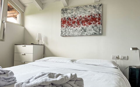 Ai Grecc: Letto, Camera Da Letto, Mobilia, Interior Design, Parete, Lenzuolo, Bedding, Biancheria, Pavimento, Soffitto