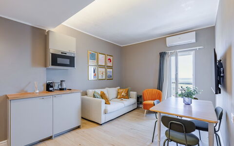 Suite Mareconero: Mobilia, Proprietà, Divano, Comfort, Pianta Della Casa, Legna, Soggiorno, Cornice, Interior Design, Arancia