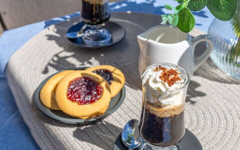 Suite Mareconero: Cibo, Tavola, Bicchieri, Dishware, Tavolo, Ingrediente, Serveware, Bevanda