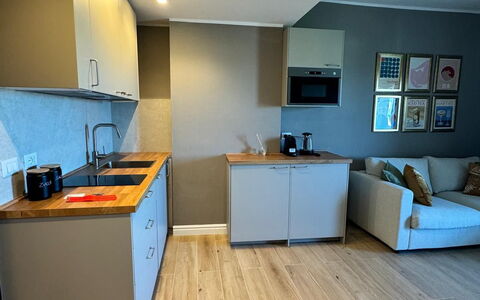 Suite Mareconero: Cabinetry, Controsoffitto, Costruzione, Mobilia, Lavandino Della Cucina, Legna, Interior Design, Cucina, Lavello, Pavimentazione