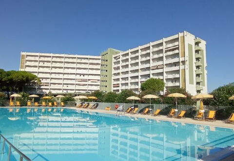 Suite Mareconero: Acqua, Costruzione, Proprietà, Piscina, Cielo, Azzurro, Albero, Pianta, Condominio, Tempo Libero