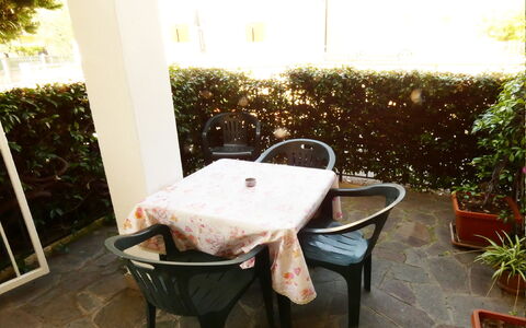 Casa Vacanze Sabrina: Pianta, Mobilia, Tavolo, Legna, Mobili Da Esterno, Sedia, Pavimento, Erba, Pavimentazione, Costruzione
