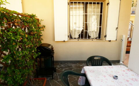 Casa Vacanze Sabrina: Pavimento, Mobilia, Porta, Color Legno, Vaso Di Fiori, Shade, Sedia, Pianta Della Casa, Porta A Casa, Balcone
