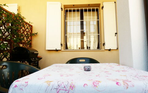 Casa Vacanze Sabrina: Legna, Interior Design, Mobilia, Pavimento, Camera Da Letto, Per Finestre, Biancheria, Color Legno, Finestra Trattamento, Letto