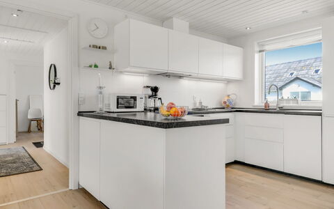 Sulo - 300M from the Sea: Cucina, Controsoffitto, Interior Design, Pavimentazione, Elettrodomestico Da Cucina, Legna, Cabinetry, Pavimento, Apparecchio Major, Soffitto