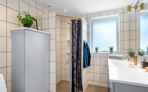 Sulo - 300M from the Sea: Pavimentazione, Pavimento, Idraulico Fixture, Piastrella, Idraulico, Bagno, Gabinetto, Lavello, Mobiletto Del Bagno, Rubinetto