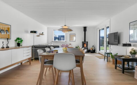 Sulo - 300M from the Sea: Mobilia, Interior Design, Legna, Pavimentazione, Cucina & Sala Da Pranzo Tavolo, Soffitto, Tavolo, Pavimento, Casa, Sala Da Pranzo