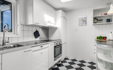 Myrte - 300M from the Sea: Cucina, Pavimentazione, Apparecchio Major, Elettrodomestico Da Cucina, Controsoffitto, Pavimento, Interior Design, Cabinetry, Soffitto, Elettrodomestico