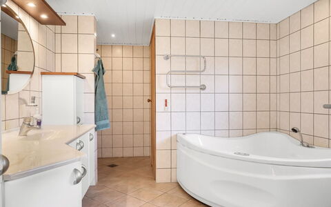 Myrte - 300M from the Sea: Pavimentazione, Bagno, Idraulico Fixture, Interior Design, Pavimento, Vasca Da Bagno, Soffitto, Rubinetto, Idraulico, Lavello
