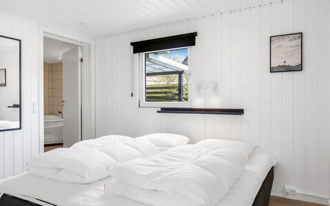 Myrte - 300M from the Sea: Legna, Camera Da Letto, Letto, Interior Design, Pavimento, Pavimentazione, Lenzuolo, Soffitto, Bedding, Mobilia