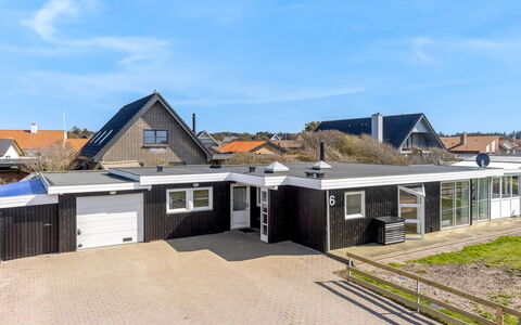 Myrte - 300M from the Sea: Costruzione, Zona Residenziale, Tetto, Casa, Casa, Architettura, Sobborgo, Estate, Villetta, Driveway