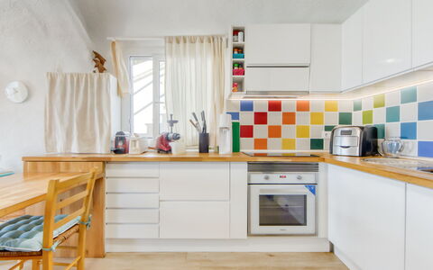 La Torre: Cabinetry, Proprietà, Controsoffitto, Lavello, Lavandino Della Cucina, Mobilia, Legna, Cucina Stufa, Cucina, Interior Design