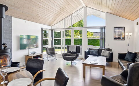 Gunva - 30Km from the Sea: Legna, Soffitto, Interior Design, Divano, Mobilia, Casa, Soggiorno, Porta, Sedia