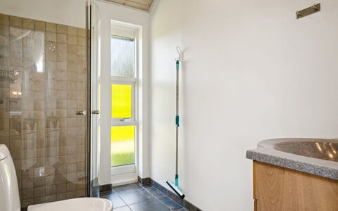 Gunva - 30Km from the Sea: Parete, Pavimentazione, Pavimento, Interior Design, Idraulico Fixture, Bagno, Gabinetto, Idraulico, Soffitto, Camera