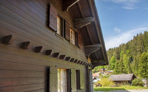 Chalet L'Escapade: Pianta, Proprietà, Finestra, Cielo, Costruzione, Nube, Legna, Manto Stradale, Albero, Shade