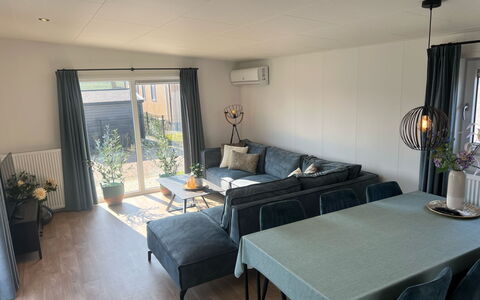 De Zeebaars: Mobilia, Pavimentazione, Interior Design, Pavimento, Divano, Legna, Soggiorno, Soffitto, Tavolo, Camera