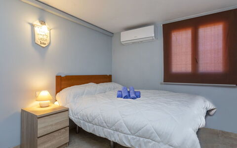 Xelin: Letto, Mobilia, Camera Da Letto, Interior Design, Pavimento, Bedding, Lenzuolo, Pavimentazione, Legna, Soffitto