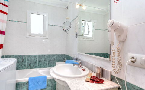 La Chumberita: Rubinetto, Specchio, Idraulico Fixture, Lavello, Proprietà, Lavandino Del Bagno, Bagno, Viola, Costruzione