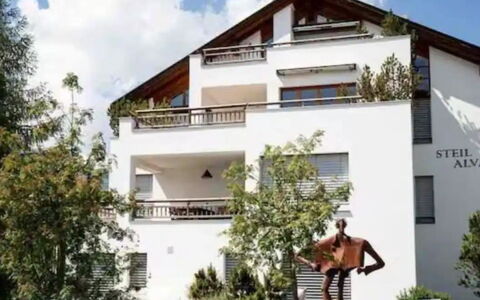 Steil Alva Studios Smit: Pianta, Cielo, Nube, Costruzione, Albero, Legna, Lotto, Finestra, Zona Residenziale, Tempo Libero