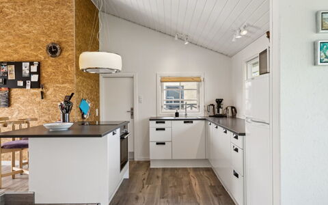 Sölvy - 300M from the Sea: Cucina, Interior Design, Legna, Mobilia, Controsoffitto, Soffitto, Pavimentazione, Elettrodomestico Da Cucina, Lampada, Cabinetry
