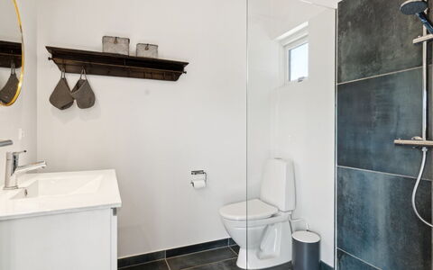Sölvy - 300M from the Sea: Toilet Seat, Pavimentazione, Idraulico Fixture, Pavimento, Gabinetto, Bagno, Interior Design, Soffitto, Idraulico, Rubinetto