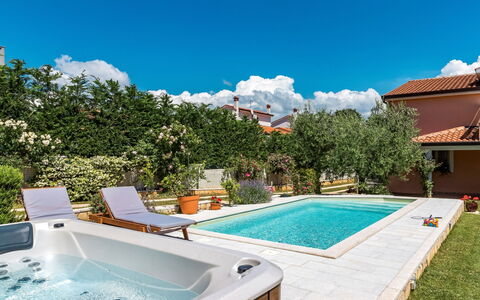 Petar: Cielo, Acqua, Pianta, Giorno, Proprietà, Costruzione, Piscina, Azzurro, Natura, Architettura