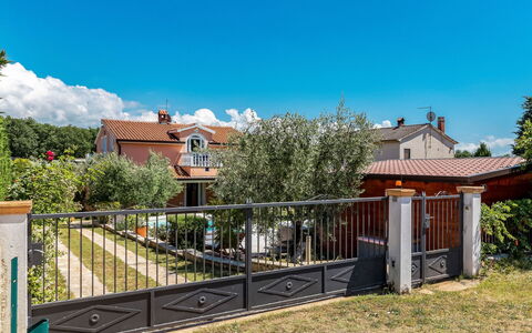 Petar: Cielo, Acqua, Pianta, Giorno, Proprietà, Costruzione, Piscina, Azzurro, Natura, Architettura