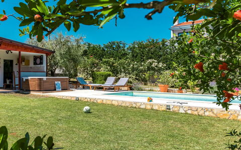 Petar: Cielo, Acqua, Pianta, Giorno, Proprietà, Costruzione, Piscina, Azzurro, Natura, Architettura