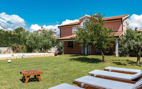 Petar: Cielo, Acqua, Pianta, Giorno, Proprietà, Costruzione, Piscina, Azzurro, Natura, Architettura