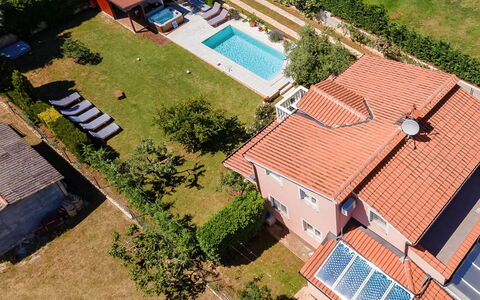 Petar: Cielo, Acqua, Pianta, Giorno, Proprietà, Costruzione, Piscina, Azzurro, Natura, Architettura