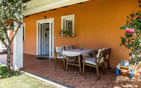 Petar: Cielo, Acqua, Pianta, Giorno, Proprietà, Costruzione, Piscina, Azzurro, Natura, Architettura