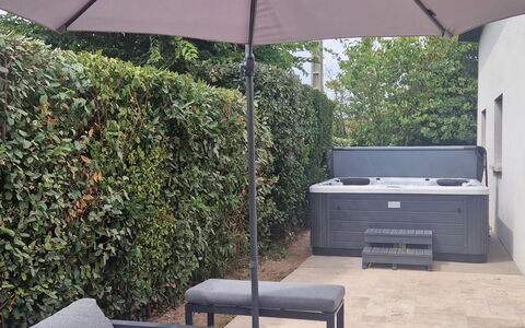 Les Sablons: Mobili Da Esterno, Ombrello, Giardino, Mobilia, Vaso Di Fiori, Backyard, Shade, Terrazza, Pianta Della Casa, Landscaping