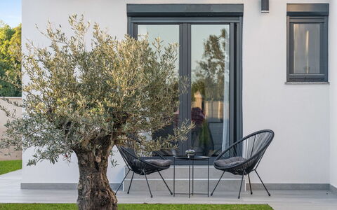 Villa Meraki: Acqua, Cielo, Costruzione, Pianta, Proprietà, Blu, Finestra, Azzurro, Piscina, Albero