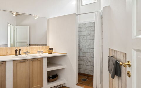 Magh - 400M from the Sea: Parete, Pavimentazione, Interior Design, Pavimento, Idraulico Fixture, Mobiletto Del Bagno, Bagno, Soffitto, Lavello, Camera