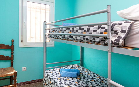 El Port de la Selva 101: Proprietà, Blu, Finestra, Verde, Azzurro, Interior Design, Pavimento, Aqua, Mensola, Scaffalature
