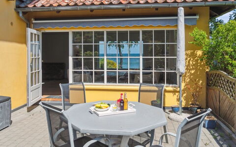 Vanta - 50M from the Sea: Legna, Mobilia, Appartamento, Camera, Soffitto, Color Legno, Sedia, Latifoglie, Vernice, Legname