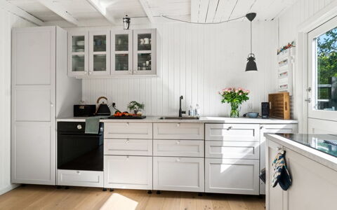 Manko - 250M from the Sea: Cucina, Legna, Cabinetry, Pavimentazione, Elettrodomestico Da Cucina, Controsoffitto, Interior Design, Cassetto, Mobilia, Casa