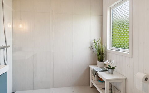 Manko - 250M from the Sea: Pavimentazione, Parete, Interior Design, Pavimento, Bagno, Soffitto, Idraulico Fixture, Piastrella, Camera, Idraulico