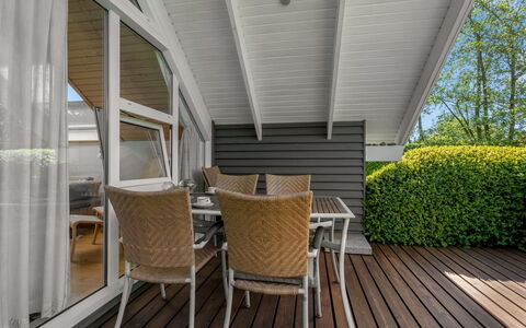 Tytti - 300M from the Sea: Vegetazione, Arbusto, Primavera, Villetta, Giardino, Shade, Backyard, Cortile, Sedia