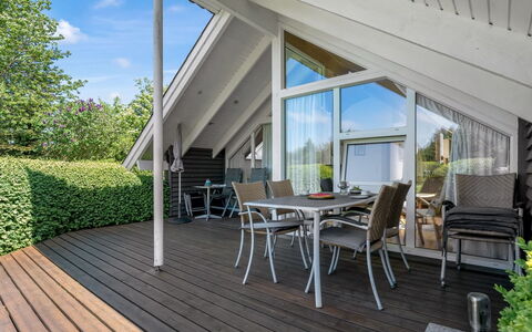 Tytti - 300M from the Sea: Vegetazione, Arbusto, Primavera, Villetta, Giardino, Shade, Backyard, Cortile, Sedia