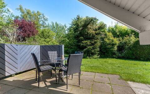 Tytti - 300M from the Sea: Vegetazione, Arbusto, Primavera, Villetta, Giardino, Shade, Backyard, Cortile, Sedia