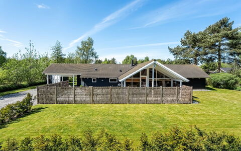 Gudlaug - 1Km from the Sea: Tetto, Casa, Casa, Villetta, Porta, Raccordo, Deck, Portico, Plank, Latifoglie