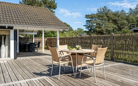 Gudlaug - 1Km from the Sea: Tetto, Casa, Casa, Villetta, Porta, Raccordo, Deck, Portico, Plank, Latifoglie