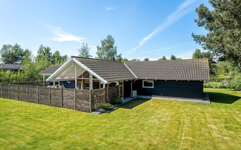Gudlaug - 1Km from the Sea: Tetto, Casa, Casa, Villetta, Porta, Raccordo, Deck, Portico, Plank, Latifoglie