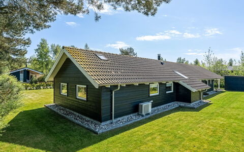 Gudlaug - 1Km from the Sea: Tetto, Casa, Casa, Villetta, Porta, Raccordo, Deck, Portico, Plank, Latifoglie