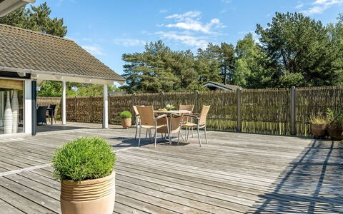 Gudlaug - 1Km from the Sea: Tetto, Casa, Casa, Villetta, Porta, Raccordo, Deck, Portico, Plank, Latifoglie