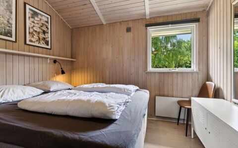 Jorinde - 1Km from the Sea: Legna, Camera Da Letto, Letto, Lenzuolo, Soffitto, Bedding, Telaio Del Letto, Latifoglie, Color Legno