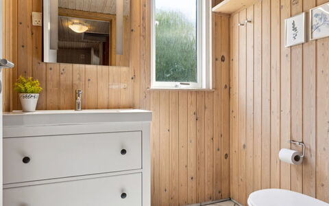 Jorinde - 1Km from the Sea: Parete, Pavimentazione, Idraulico Fixture, Interior Design, Lavandino Del Bagno, Lavello, Legna, Pavimento, Bagno, Mobiletto Del Bagno
